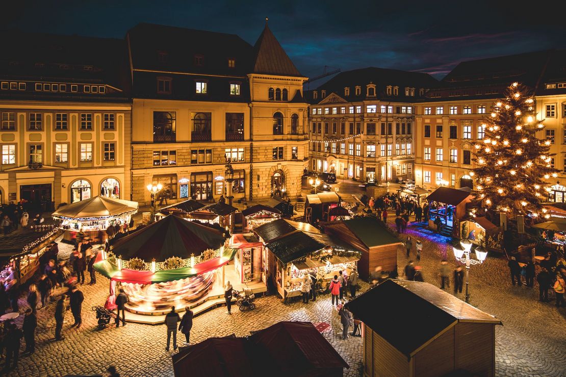 Draufsicht auf dem beleuchteten Hauptmarkt bei Nacht. 