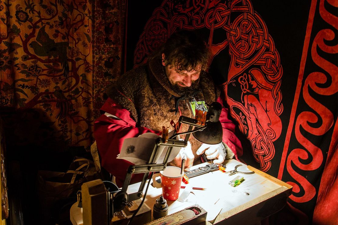 Kunsthandwerker auf in mittelalterlicher Kleidung